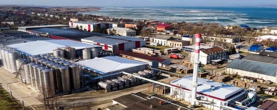 Винзавод «Фанагория». Известный по всей стране завод, где производится продукция огромных виноградников на Таманском полуострове, около полусотни наименований вин. Собственная розничная сеть включает более 25 фирменных магазинов на территории Краснодарского края. Совершая экскурсию можно не только продегустировать разные сорта вин, увидеть все этапы изготовления винных бочек, но и посетить гончарный цех, где изготавливаются амфоры для фанагорийских бальзамов. Работает ресторан. Каждый год в Сенном в середине октября – начале октября проходит «Праздник урожая». Находится поселок в 70 км. от Анапы, в 40 км. от Темрюка и в 140 км. от Геленджика.