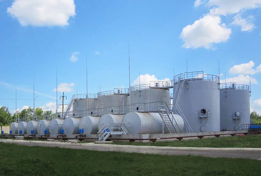 ПРОДАЕТСЯ НЕФТЕБАЗА В КРАСНОДАРСКОМ КРАЕ, Территория нефтебазы базы составляет около 2 га (17603 кв.м) и предназначена для приема, хранения и отпуска жидких нефтехимпродуктов. На базе имеется ж/д ветка-тупик длиной 120 м