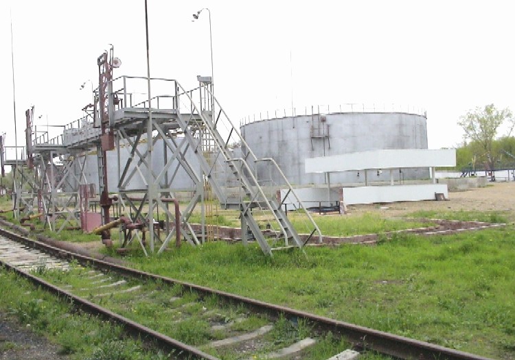 ППРОДАЕТСЯ НЕФТЕБАЗА И АЗС В КРАСНОДАРСКОМ КРАЕ, Территория нефтебазы базы составляет около 3 га и предназначена для приема, хранения и отпуска жидких нефтехимпродуктов, В состав нефтебазы входят резервуарный парк из 10 резервуаров общей емкостью 10000 м3, продуктовая насосная (40 кв.м.), сливно-наливная ж/д эстакада