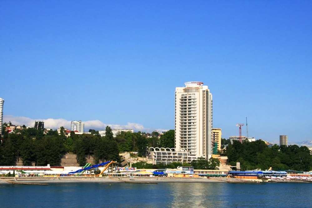 Квартиры в Александрийском Маяке Сочи имеют максимальную площадь витражного остекления, просторные открытые балконы и террасы с которых открывается неповторимый вид на море